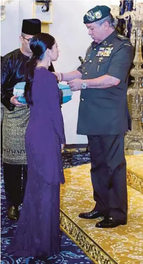  ?? [FOTO IHSAN ROYAL PRESS] ?? Sultan Ibrahim mengurniak­an Pingat Sultan Ibrahim Pangkat Pertama kepada Tunku Tun Aminah Maimunah di Istana Besar, Johor Bahru, semalam.