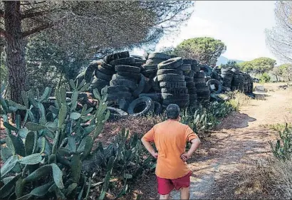  ?? PEDRO CATENA/ARXIU ?? Més de cinc mil pneumàtics s’acumulen en una finca del costat del parc del Montnegre