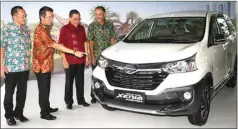  ??  ?? SPORTY: Dari kiri, Corp Planning & Communicat­ion Director PT ADM Shinya Takeda, Chief Operation Officer AI-DSO Anton Rusli, Supranoto, dan Senior Director PT Astra Daihatsu Motor (ADM) Tetsuo Miura saat peluncuran Great New Xenia Custom kemarin. RAKA...