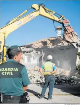  ?? LOURDES DE VICENTE ?? Trabajos de derribo de la casa, situada en el Camino de Santo Domingo.