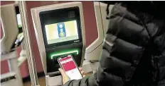  ?? DPA-BILD: LINO MIRGELER ?? Smartphone nah am LesegerIt: Kontaktlos­es Bezahlen mit Apple Pay in der Allianz Arena in MJnchen