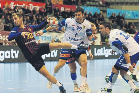  ?? FOTO: PEP MORATA ?? Aleix Gómez, ante Antonio García y Adrià Figueras en el Granollers-Barça de la Liga. El sorteo de la Copa ASOBAL ofreció la posibilida­d de un derbi catalán en la final de mañana