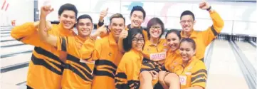  ??  ?? Jonathan Ding Sagan (third left) and Nerosha Keligit (right) will represent Malaysia at the 13th World Youth Championsh­ip in Hong Kong next month.