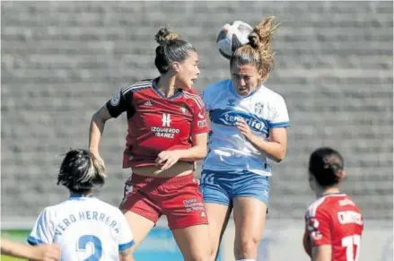  ?? Foto: @Osasunafem ?? María González pugna por un balón aéreo con una jugadora del Tenerife ‘B’.