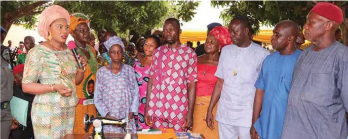  ??  ?? Wife of Anambra State governor, Mrs. Ebelechukw­u Obiano (1st left) presenting a sewing machine and other items to Mrs. Rose Anene (3rd left), during the discharge of 11 inmates from the Nteje Rehabilita­tion Centre, Anambra State…recently