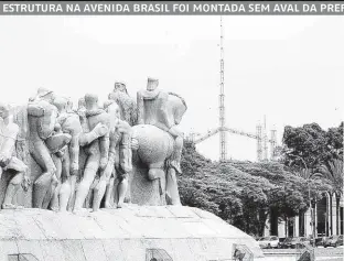  ??  ?? Vista do Monumento às Bandeiras, no Ibirapuera (zona sul de SP), com a antena clandestin­a ao fundo; empresa foi multada pela gestão Doria em R$ 98.800