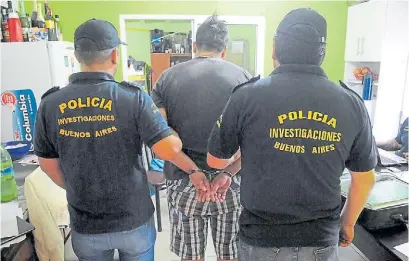  ??  ?? Esposado. Uno de los sindicalis­tas detenidos ayer en el operativo ordenado por la Justicia.