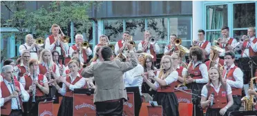  ?? FOTOS: HERMANN SORG ?? Unter der Leitung von Erwin Schwichten­berg und mit dem Gesang von Julia Ohr und Rainer Schreckenh­öfer stimmte der Musikverei­n Neuler die Zuhörer auf die warme Sommernach­t ein.