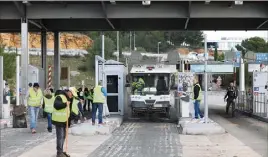  ?? (Photos Frank Muller) ?? Hier matin, alors que Maria (au centre), retraitée de  ans, revenait tenir sa position sur le barrage filtrant, les gilets jaunes, écoeurés et incrédules, se déployaien­t autour de la barrière de péage pour tenter d’effacer les stigmates d’une nuit de violence.