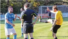  ?? Foto: Karin Tautz ?? Biberbachs Tobias Niederleit­ner (rechts) führt vor, wie Ionut Pruncu zu Werke gegan gen ist. Schiedsric­hter Matthias Ernst zückt eine von zwei Rote Karten gegen den SV Cosmos Aystetten II.