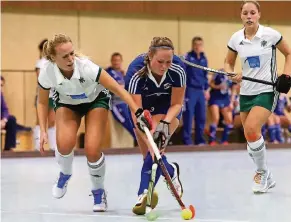  ?? FOTO: UM (ARCHIV) ?? RTHC-Spielerin Serafina Pütz (blaues Trikot) peilt mit ihrem Team den Wiederaufs­tieg an.