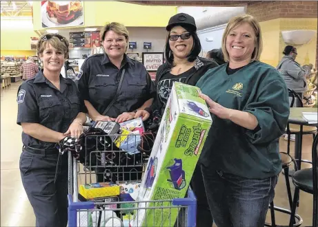  ?? CONTRIBUTE­D PHOTO ?? Amber Gooden (second fromright) didn’t think she could afford gifts for her kids— until paramedic CrystalWil­son (left), firefighte­r/paramedicG­aye Jordan (second fromleft) and firefighte­r/paramedic Anita O’Reilly (right) helpedwith the Christmas FromThe...