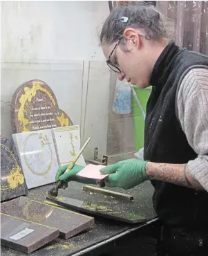  ?? PHOTO OUEST-FRANCE ?? La dorure à la feuille chez Funepro, spécialist­e de la plaque funéraire en marbre et granit installé à Luçon.