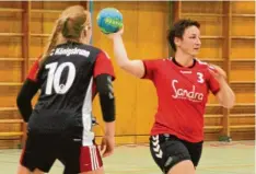  ?? Archivfoto: Melanie Nießl ?? Trainerin Sabrina Seifert (rechts) streifte sich in ihrem letzten Spiel nochmals das Trikot für den TSV Aichach über.