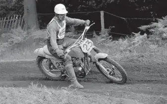  ??  ?? Above right: Classic action on a classic 500 Metisse. Derek at Hawkstone for the 500 GP.