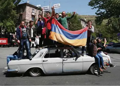  ?? (GLEB GARANICH/REUTERS) ?? Les partisans du leader de l’opposition Nikol Pachinian manifesten­t quotidienn­ement dans les rues d’Erevan pour réclamer des réformes.