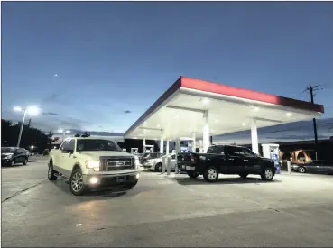  ?? Picture: Bloomberg ?? Customers wait to refuel at an Exxon Mobil petrol station in Houston, Texas.