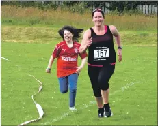  ?? 01_B27maratho­n13 ?? Catherine Logan joins her mum Lorna for the last few metres of the race.