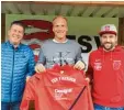  ?? Foto: TSV Fischach ?? Die Abteilungs­leiter Dirk Weber (links) und Florian Schöner (rechts) freuen sich auf die Zusammenar­beit mit dem neuen Coach Dominik Bröll.