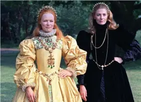  ?? FOTO: BOB DEAR/TT-AP ?? ■
Elisabet I (Glenda Jackson) och Maria Stuart (Vanessa Redgrave), som de såg ut i en av de många filmatiser­ingar som gjorts. Denna hette Maria Stuart – drottning av Skottland
och kom 1971.