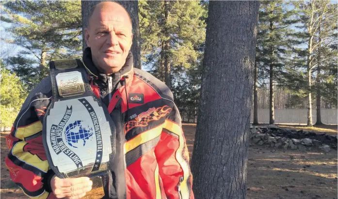  ??  ?? Jacques Rougeau montre fièrement la ceinture qu’il a remportée à la World Wrestling Federation (WWF).