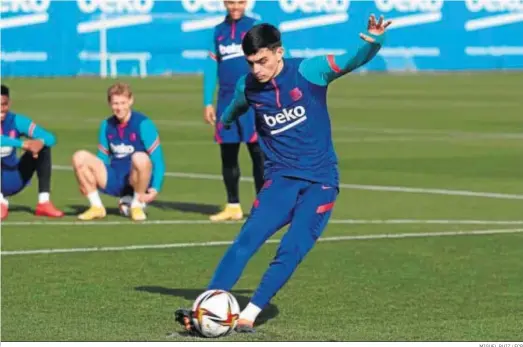  ?? MIGUEL RUIZ / FCB ?? Pedri ensaya un penalti ante un sonriente Frenkie de Jong, sentado sobre un balón.