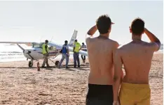  ?? Foto: Armando Franca, dpa ?? Nach dem Unfall am Badestrand herrschte Fassungslo­sigkeit. Warum das Flugzeug notlanden musste, war gestern Abend noch unklar.