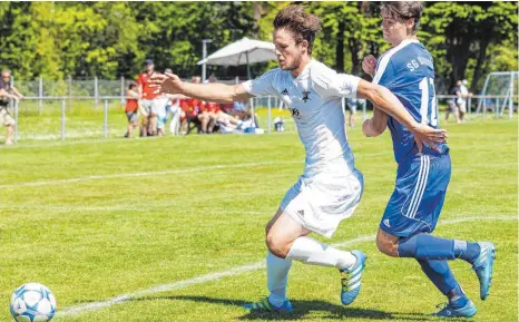  ?? FOTO: ROLF SCHULTES ?? Der SV Baindt (links Michael Brugger) gewann das wichtige Auswärtssp­iel bei der SG Baienfurt (Jan Fischbach) mit 4:3 und bleibt damit Tabellenfü­hrer.