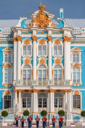  ??  ?? Le palais Catherine à Pouchkine, près de SaintPéter­sbourg, est un lieu de villégiatu­re pour la famille impériale russe.