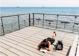  ?? [ AFP ] ?? Touristen sind (noch) keine da: Zyprioten haben die Plätze am Wasser für sich.