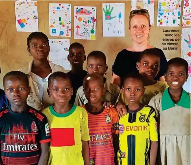  ??  ?? Laurence avec les élèves de sa classe, au Bénin.