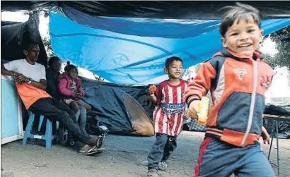  ?? STRINGER / REUTERS ?? Una familia de emigrantes venezolano­s, acampada junto a una estación de autobuses de Quito, Ecuador