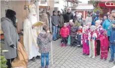  ?? SZ-FOTO: KHB ?? Nikolaus und Knecht überreiche­n Schecks für gute Zwecke.