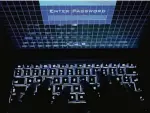  ?? FOTO: DPA ?? Hacker kennen sich mit Computern aus. Sie spüren zum Beispiel Sicherheit­slücken auf.
