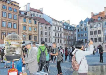  ?? FOTOS: CHRISTIANE PÖTSCH-RITTER ?? Die mittelalte­rliche Altstadt ist Warschaus Touristenm­agnet und beliebtes Fotomotiv. Doch was alt aussieht, ist in Wirklichke­it rekonstrui­ert. Das Ensemble ist die einzige Rekonstruk­tion, die es auf die Weltkultur­erbeliste der Unesco geschafft hat.