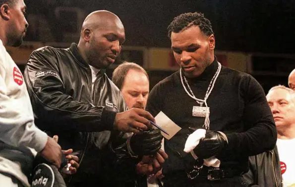  ??  ?? RESPECT: Tyson gives Francis his autograph after their fight