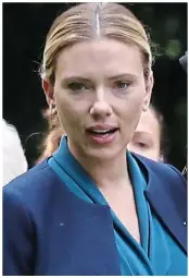  ?? ?? Sister act: Scarlett Johansson and Sienna Miller filming My Mother’s Wedding