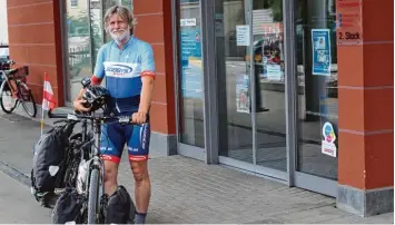  ?? Foto: Jakob Stadler ?? Mit Fahrrad, Anhänger, Helm und Rucksack ist Gerhard Lenk unterwegs. Der Österreich­er radelt vom Atlantik zum Schwarzen Meer, und das für einen guten Zweck.