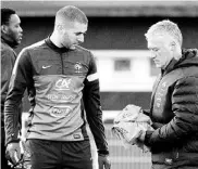  ??  ?? EL ENTRE
NADOR de Francia, Didier Deschamps, junto al jugador Karim Benzema.