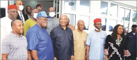  ??  ?? L-R: Official of Waltersmit­h, Mr. Percy Opara; Mr. Emeka Onyeagba of Seplat Petroleum Developmen­t Company Plc; Imo State Governor, Senator Hope Uzodinma; Chairman of Imo State Committee on COVID-19 Prevention and Control, Prof. Maurice Iwu; Deputy Governor, Prof. Placid Njoku; and Imo State Commission­er for Health, Dr. Damaris Osunkwo, during the donation of medical facilities to the state by Seplat and Waltersmit­h at the Government House, Owerri...yesterday