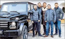  ??  ?? Männer mit Vision: Johann Kreisel, Christian Schlögl, Schwarzene­gger, Markus und Philipp Kreisel mit dem fertigen Projekt. Der Kreisel- SUV hat eine 300- km- Reichweite.