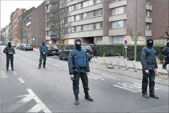  ?? FRANCOIS LENOIR / REUTERS ?? Policías de patrulla en máxima alerta en el municipio de Molenbeek, vecino a Bruselas