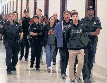  ?? /GETTY IMAGES ?? Jóvenes continúan la ola de protestas contra la violencia de larmas.