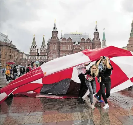  ?? BILD: SN/AP ?? In Russland durften nicht nur kroatische Fans unbeschwer­t feiern – trotz einer strengen Polizeiauf­sicht.