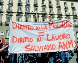  ??  ?? Protesta I lavoratori dell’Anm davanti a Palazzo San Giacomo