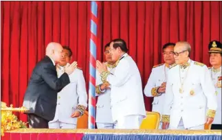  ?? HENG CHIVOAN ?? King Norodom Sihamoni greets Prime Minister Hun Sen at a ceremony to mark the 65th anniversar­y of Cambodia's independen­ce from France, in Phnom Penh on Friday.