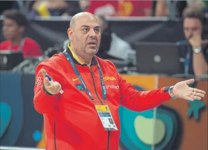  ?? FOTO: EFE ?? Lucas Mondelo pide explicacio­nes a los árbitros durante el partido. Los árbitros señalaron 25 faltas a España y 15 a Australia