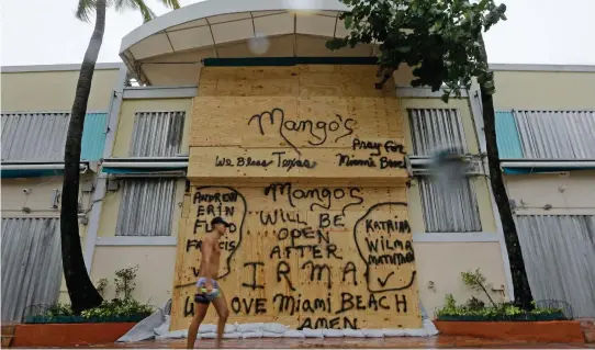  ?? AP PHOTO ?? SERVICE INTERRUPTI­ON: A Miami Beach restaurant is boarded up in anticipati­on of Hurricane Irma.