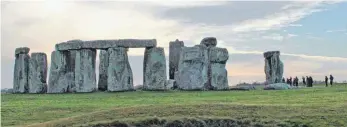  ?? FOTO: CHARLOTTE ZINK ?? Die Kultstätte Stonehenge darf zum Schutz der Steine normalerwe­ise nicht betreten werden. Anlässlich der Wintersonn­enwende gibt es aber eine Ausnahme.