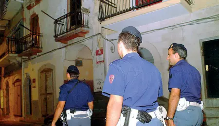  ??  ?? Il caso Sopra controlli della polizia a Bari nelle aree controllat­e dal clan Capriati